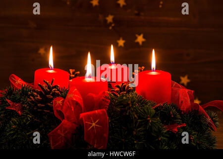 Una corona di Avvento a Natale prevede romatinsche umore nel tranquillo Avvento tempo., Ein Adventskranz zu Weihnachten sorgt für romatinsche Stimmung Foto Stock