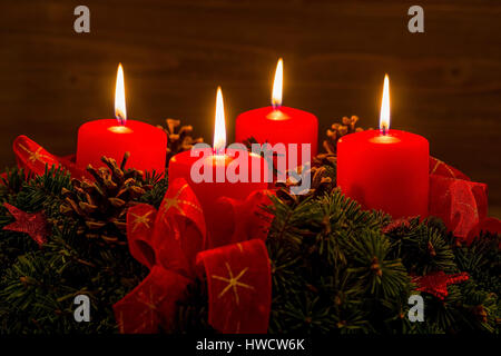 Una corona di Avvento a Natale prevede romatinsche umore nel tranquillo Avvento tempo., Ein Adventskranz zu Weihnachten sorgt für romatinsche Stimmung Foto Stock