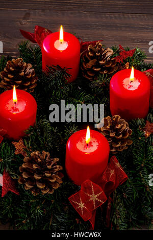 Una corona di Avvento a Natale prevede romatinsche umore nel tranquillo Avvento tempo., Ein Adventskranz zu Weihnachten sorgt für romatinsche Stimmung Foto Stock