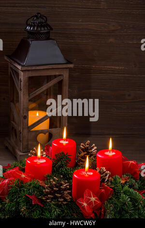 Una corona di Avvento a Natale prevede romatinsche umore nel tranquillo Avvento tempo., Ein Adventskranz zu Weihnachten sorgt für romatinsche Stimmung Foto Stock