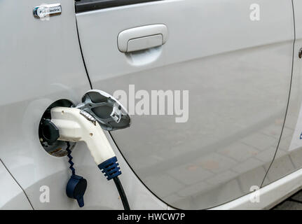 Auto elettrica in corrispondenza della stazione di carico. Simbolo per l'ecologia, la protezione del clima, innovazione, Elektroauto un Ladestation. Symbol für Ökologie, Klimaschutz, Inn Foto Stock