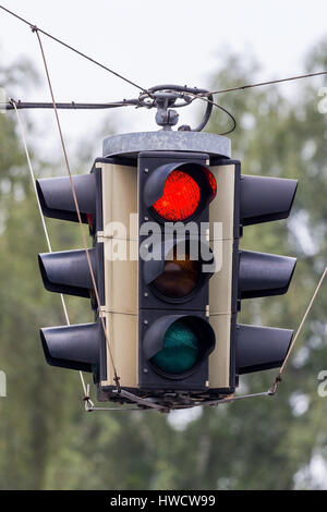 Un semaforo rosso mostra la luce. Foto simbolico per tenere, in fine, Eine Verkehrsampel zeigt rotes Licht. Symbolfoto für Halt, Ende. Foto Stock