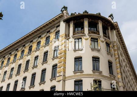 La linea di Vienna case in Viennese mercato roditura. Architettura di Otto Wagner a Vienna, Austria, Die Wienzeilenhäuser am wiener Naschmarkt. Arc Foto Stock