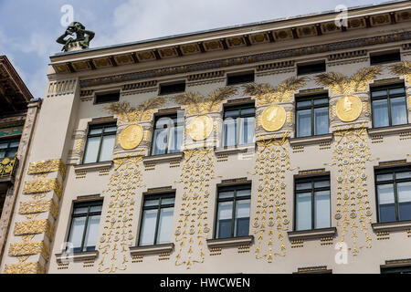 La linea di Vienna case in Viennese mercato roditura. Architettura di Otto Wagner a Vienna, Austria, Die Wienzeilenhäuser am wiener Naschmarkt. Arc Foto Stock