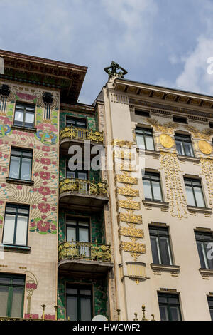 La linea di Vienna case in Viennese mercato roditura. Architettura di Otto Wagner a Vienna, Austria, Die Wienzeilenhäuser am wiener Naschmarkt. Arc Foto Stock