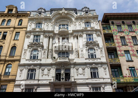 La linea di Vienna case in Viennese mercato roditura. Architettura di Otto Wagner a Vienna, Austria, Die Wienzeilenhäuser am wiener Naschmarkt. Arc Foto Stock