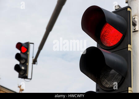 Un semaforo rosso mostra la luce. Foto simbolico per tenere, in fine, Eine Verkehrsampel zeigt rotes Licht. Symbolfoto für Halt, Ende. Foto Stock