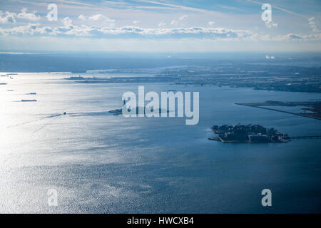 Vista aerea della parte superiore di New York Bay con Liberty Island e la Statua della Libertà - New York, Stati Uniti d'America Foto Stock