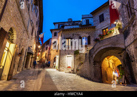 Città vecchia di Assisi di notte. Ad Assisi, Umbria, Italia. Foto Stock