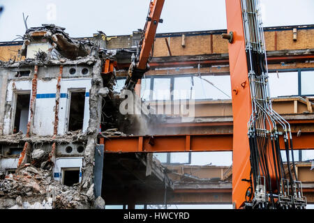 Una vecchia casa ufficio è strappata per fare spazio a un nuovo edificio, Ein älteres Bürohaus wird abgerissen um für einen Neubau Platz zu machen Foto Stock