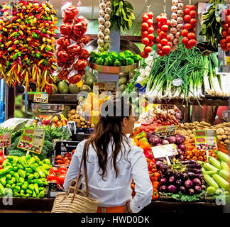 Frutta e verdura fresca nel mercato della frutta. Mercato ortofrutticolo con alimenti biologici, Frisches Obst und Gemuese am Obstmarkt. Gemuesemarkt mit biolog Foto Stock