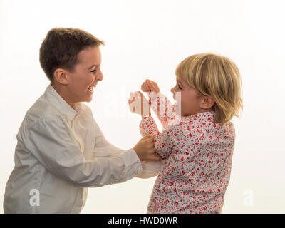 Due bambini con giochi, Zwei Kinder beim spielen Foto Stock