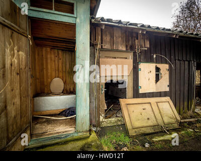 Wc esterno nella vecchia casa desolata., Toilette im Freien in einem alte, verlassenen Haus. Foto Stock