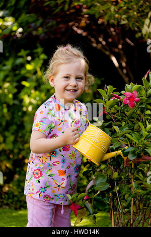 Divertenti ragazza bionda nel giardino, 4-5 anni, lustiges bionde Maedchen im Garten, 4-5 Jahre alt Foto Stock