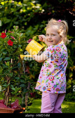 Divertenti ragazza bionda nel giardino, 4-5 anni, lustiges bionde Maedchen im Garten, 4-5 Jahre alt Foto Stock