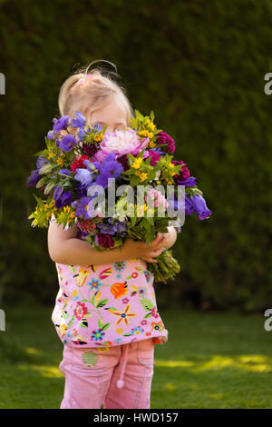 Divertenti ragazza bionda nel giardino, 4-5 anni, lustiges bionde Maedchen im Garten, 4-5 Jahre alt Foto Stock