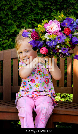 Divertenti ragazza bionda nel giardino, 4-5 anni, lustiges bionde Maedchen im Garten, 4-5 Jahre alt Foto Stock