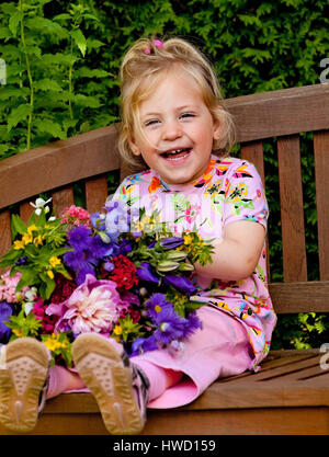 Divertenti ragazza bionda nel giardino, 4-5 anni, lustiges bionde Maedchen im Garten, 4-5 Jahre alt Foto Stock