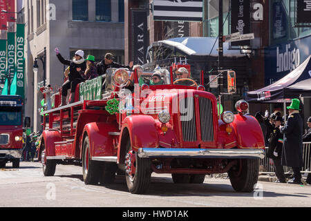 Montreal, Canada - 19 Marzo 2017: Vintage motori Fire e vigili del fuoco prendendo parte al San Patrizio parade Foto Stock