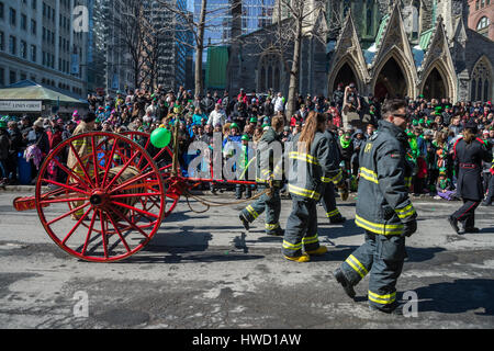 Montreal, Canada - 19 Marzo 2017: Vintage motori Fire e vigili del fuoco prendendo parte al San Patrizio parade Foto Stock