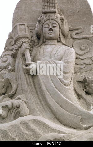 KAOHSIUNG, Taiwan -- Agosto 12, 2015: Questo oggetto d'arte al 2015 la scultura di sabbia Festival sul isola Chijin raffigura una divinità buddista. Foto Stock