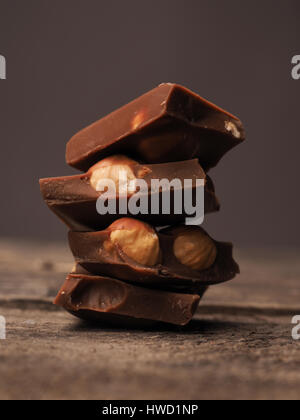 Close up di una pila di barrette di cioccolato su un tavolo di legno Foto Stock