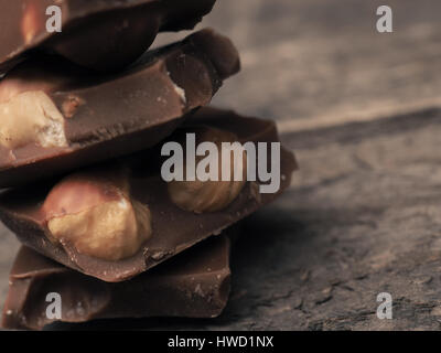 Close up di una pila di barrette di cioccolato su un tavolo di legno, vintage nei toni del colore Foto Stock