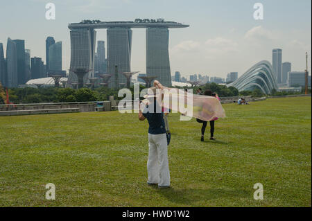 24.09.2016, Singapore, Repubblica di Singapore - visitatori sulla Marina Barrage roof garden con il Marina Bay Sands Hotel in lo sfondo. Foto Stock