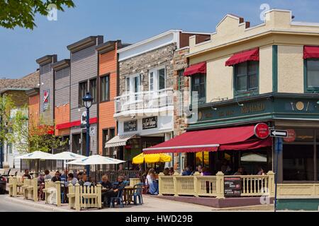 Canada, Provincia di Quebec, Laurentians, la Route des Belles Histoires, Sainte Agathe des Monts, Main Street, provincia du Québec, il bar e il ristorante Les Deux Richard, il terrrasse Foto Stock