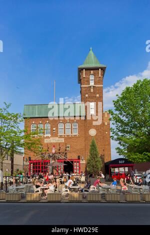 Canada, Provincia di Quebec, Laurentians, la Route des Belles Histoires San Girolamo, rue Saint Georges, il bar pizzeria Biaggi è ospitato in un ex fire e a una stazione di polizia Foto Stock