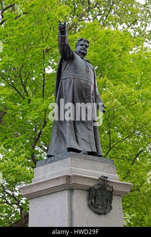 Canada, Provincia di Quebec, Laurentians, la Route des Belles Histoires San Girolamo, curato Labelle piazza dedicata la ex sacerdote, di alloggiamento di una statua la cui mano punti nord Foto Stock