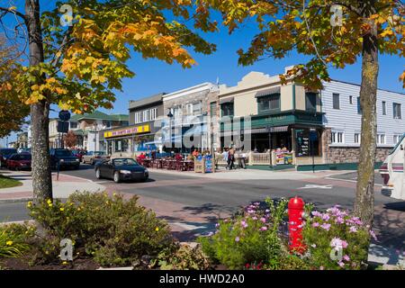 Canada, Provincia di Quebec, Laurentians, la Route des Belles Histoires, Sainte Agathe des Monts, Main Street e i suoi negozi e bar e ristoranti Foto Stock