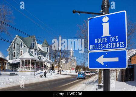 Canada, Provincia di Quebec, Laurentians, Saint Sauveur, la Route des Belles Histoires, Main Street, chiesa e ristorante creperia Armorica Foto Stock