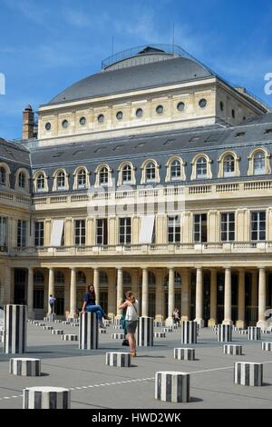 Francia, Parigi, Royal Palace, giovani donne prendendo foto di fronte a delle colonne di Buren Foto Stock