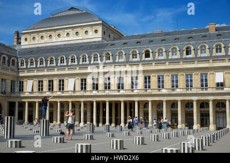 Francia, Parigi, Royal Palace, giovani donne prendendo foto di fronte a delle colonne di Buren Foto Stock