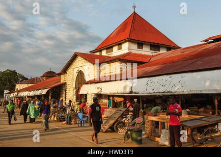 Tanzania, Zanzibar, città di Zanzibar, Stone Town, classificato come patrimonio mondiale dall UNESCO, si affollano davanti alla facciata del mercato di sunrise Foto Stock