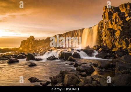 L'Islanda, Suðurland, Thingvellir Parco Nazionale del Patrimonio Mondiale dell'UNESCO, il parlamento islandese ha fu fondata nel 930 a Thingvellir (Althingi) ed è rimasto qui fino al 1798, la zona è diventata un parco nazionale in 1928, luogo eccezionale dal punto di vista geologico, il sito si trova nella separazione di americani ed europei in placche tettoniche Foto Stock