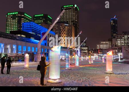 Canada Quebec, Montreal, area di intrattenimento, Place des Festivals, Montreal Alta Festival delle Luci, Quinta Assemblea annuale la terapia della luce, il lavoro interattivo prismatica da materie Progettazione Foto Stock