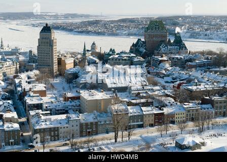 Canada Quebec, Quebec City, Città Alta nella Vecchia Quebec elencati come patrimonio mondiale dall' UNESCO, di sinistra sul prezzo, edificio sulla destra lo Château Frontenac, fiume San Lorenzo icy Foto Stock