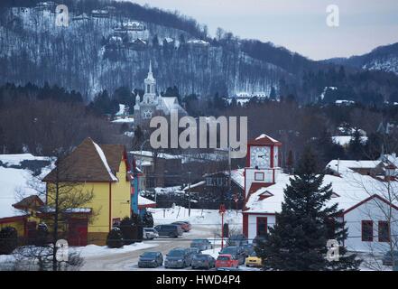 Canada, Québec provincia, regione Laurentians, Mont Saint Sauveur, vista generale sulla neve villaggio circondato da colline boscose Foto Stock