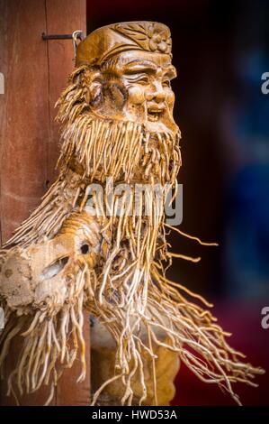 Il Vietnam, Alta Tonkin, provincia di Lao Cai, Sa Pa town, radice scolpito faccia barbuta Foto Stock