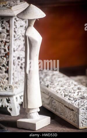 Il Vietnam, Alta Tonkin, provincia di Lao Cai, Sa Pa town, donna in abito tradizionale con cappello conico e scatole cesellato, opere dello scultore artigiano nella sua bottega Foto Stock