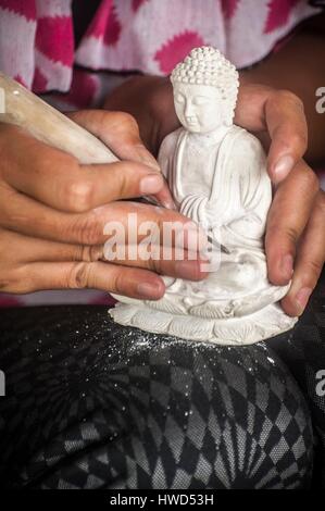 Il Vietnam, Alta Tonkin, provincia di Lao Cai, Sa Pa village, giovane artigiano scultore nella sua bottega Foto Stock