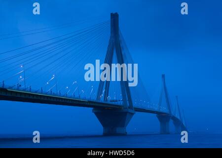 La Grecia, la regione Peloponneso, Golfo di Corinto, Patraa-zona, Rio Antirio Bridge, crepuscolo Foto Stock