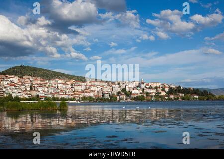 La Grecia, Macedonia occidentale Regione, Kastoria, vista città dal lago Orestiada Foto Stock