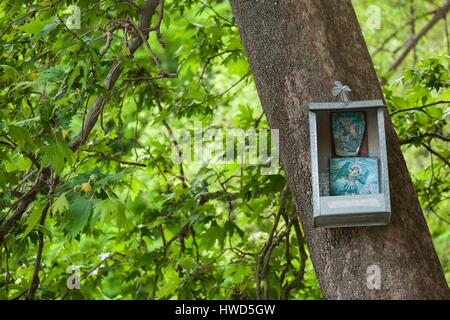 La Grecia, Regione di Tessaglia, Makrinitsa, Pelion Peninsula, religioso santuario su albero Foto Stock