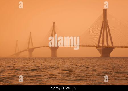 La Grecia, la regione Peloponneso, Golfo di Corinto, Patraa-zona, Rio Antirio Bridge, crepuscolo Foto Stock