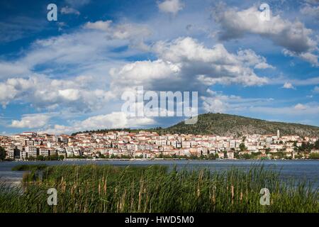 La Grecia, Macedonia occidentale Regione, Kastoria, vista città dal lago Orestiada Foto Stock