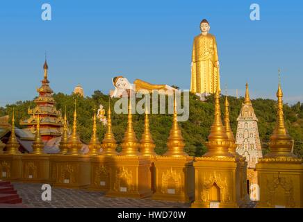 Myanmar (Birmania), Sagaing regione, Monywa, Bodhi Tataung, statua di Budda, 129 m. alto, reclinabili Buddha gigante e pagoda Foto Stock