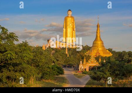 Myanmar (Birmania), Sagaing regione, Monywa, Bodhi Tataung, statua di Budda, 129 m. alto, reclinabili Buddha gigante e pagoda Foto Stock